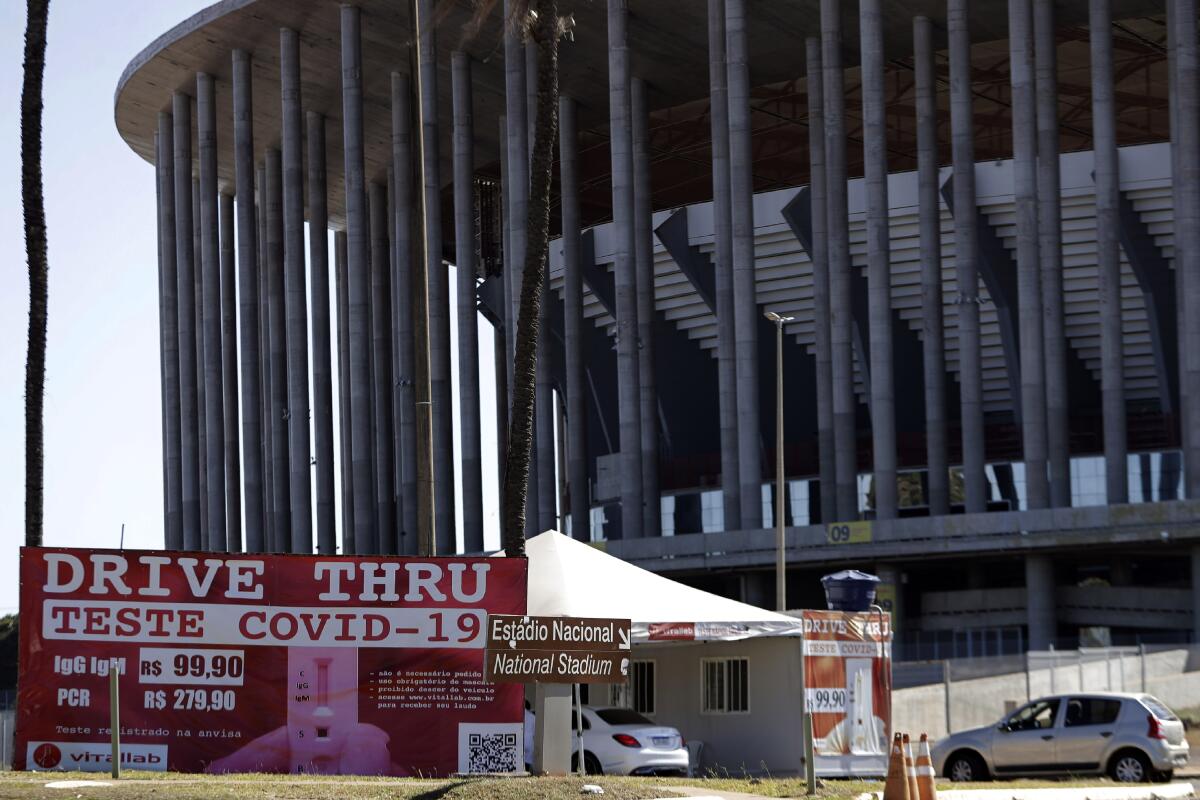 Un puesto donde se realizan pruebas de COVID-19 frente al Estadio Nacional de Brasilia.