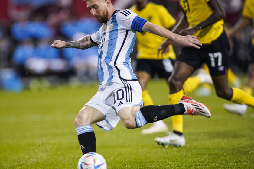 El delantero de Argentina Lionel Messi realiza un remate a gol en el partido amistoso ante Jamaica, el martes 27 de septiembre de 2022, en Harrison, Nueva Jersey. (AP Foto/Eduardo Munoz Alvarez)