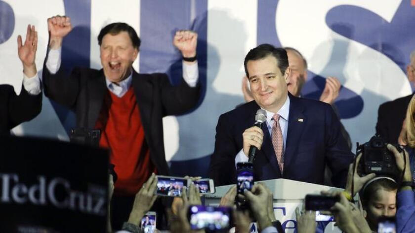 El candidato presidencial republicano, el senador Ted Cruz, habla durante una reunión de la asamblea electoral el lunes en Des Moines, Iowa. Cruz logró una victoria en la asamblea electoral republicana de Iowa, apoyado en la fuerza de su implacable campaña y el apoyo de los conservadores del partido.