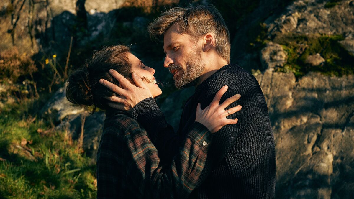 A woman and a man embrace in the movie “A Taste of Hunger”