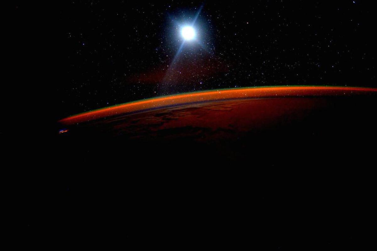 #Countdown 2 days & a wake-up! Getting closer to Earth & hope Mars too. #GoodNight from @space_station! #YearInSpace pic.twitter.com/9x3ERJgAvc