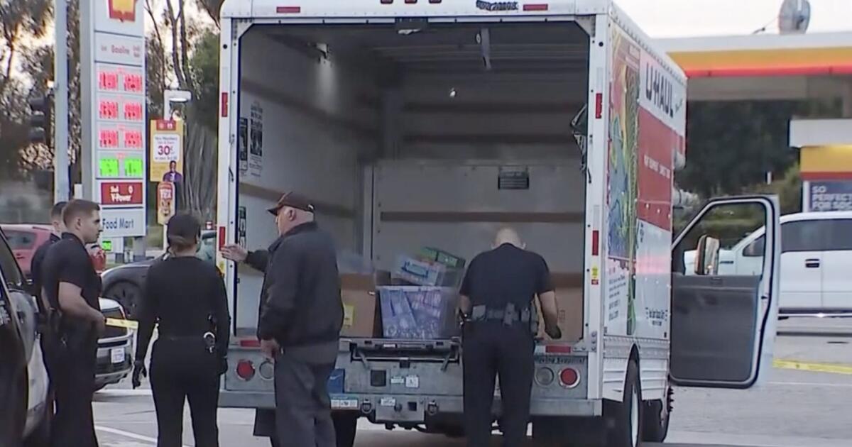 O suspeito do U-Haul está sendo perseguido pela polícia pelas ruas do centro de Los Angeles
