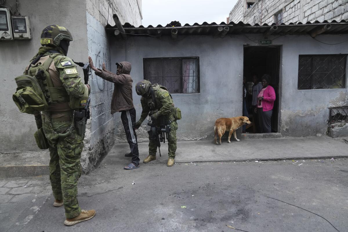 Soldados detienen y registran a un peatón en busca de armas en Quito.