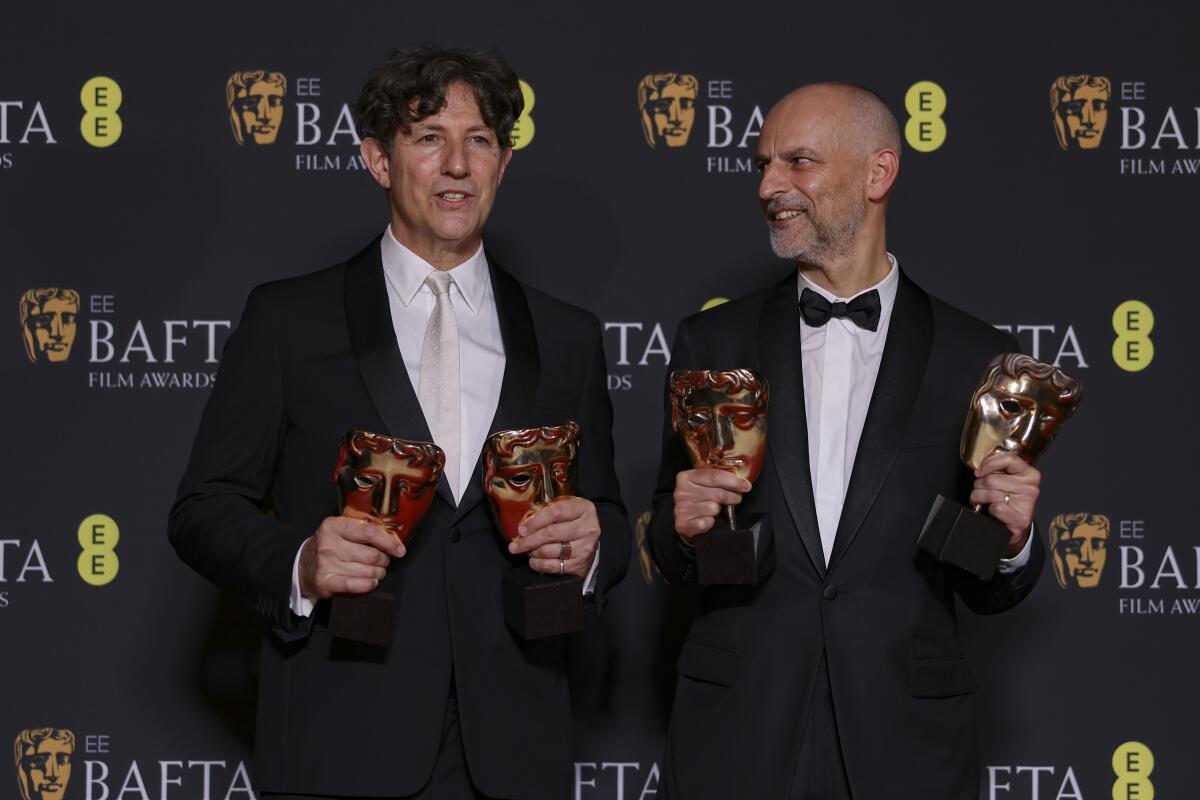 El director Jonathan Glazer, izquierda, y el productor James Wilson, ganadores del premio a mejor película británica 