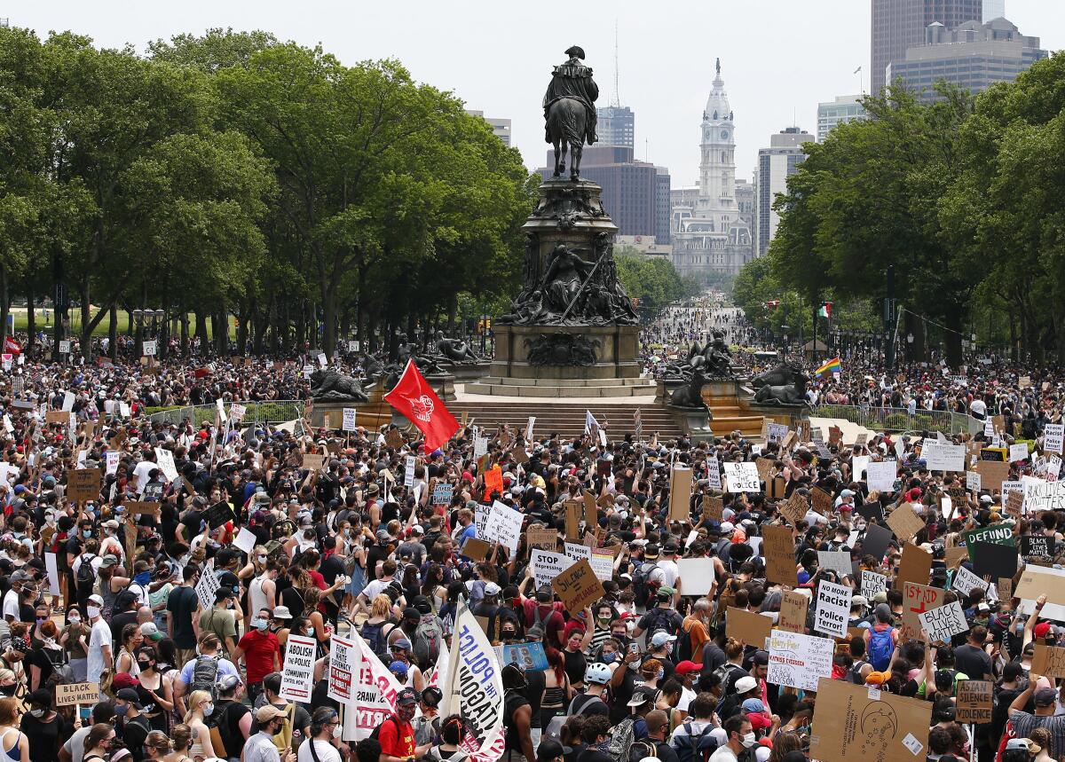 Numerosas personas marchan el sábado 6 de junio de 2020 hacia el Ayuntamiento en Filadelfia