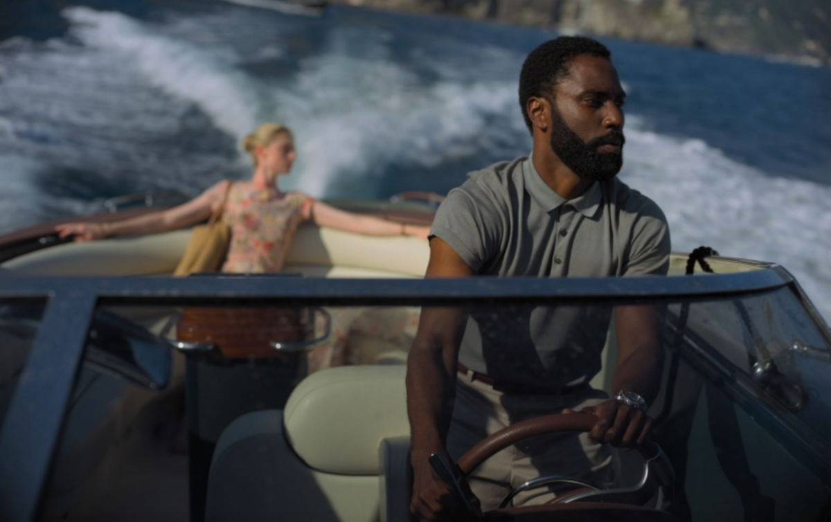 Elizabeth Debicki, izquierda, y John David Washington en una escena de “Tenet” en una imagen proporcionada por Warner Bros.