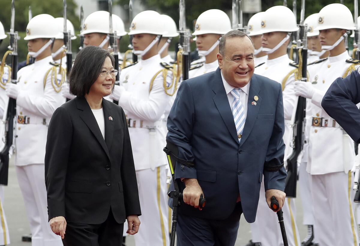 El presidente de Guatemala, Alejandro Giammattei (derecha), acompaña a su homóloga de Taiwán, 