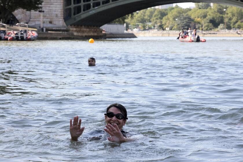 La alcaldesa de París, Anne Hidalgo, nada en el Río Sena el miércoles 17 de julio de 2024 (Joel Saget, Pool via AP)