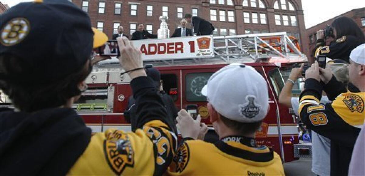 NHL: Bruins raise banner for 2011 Stanley Cup title