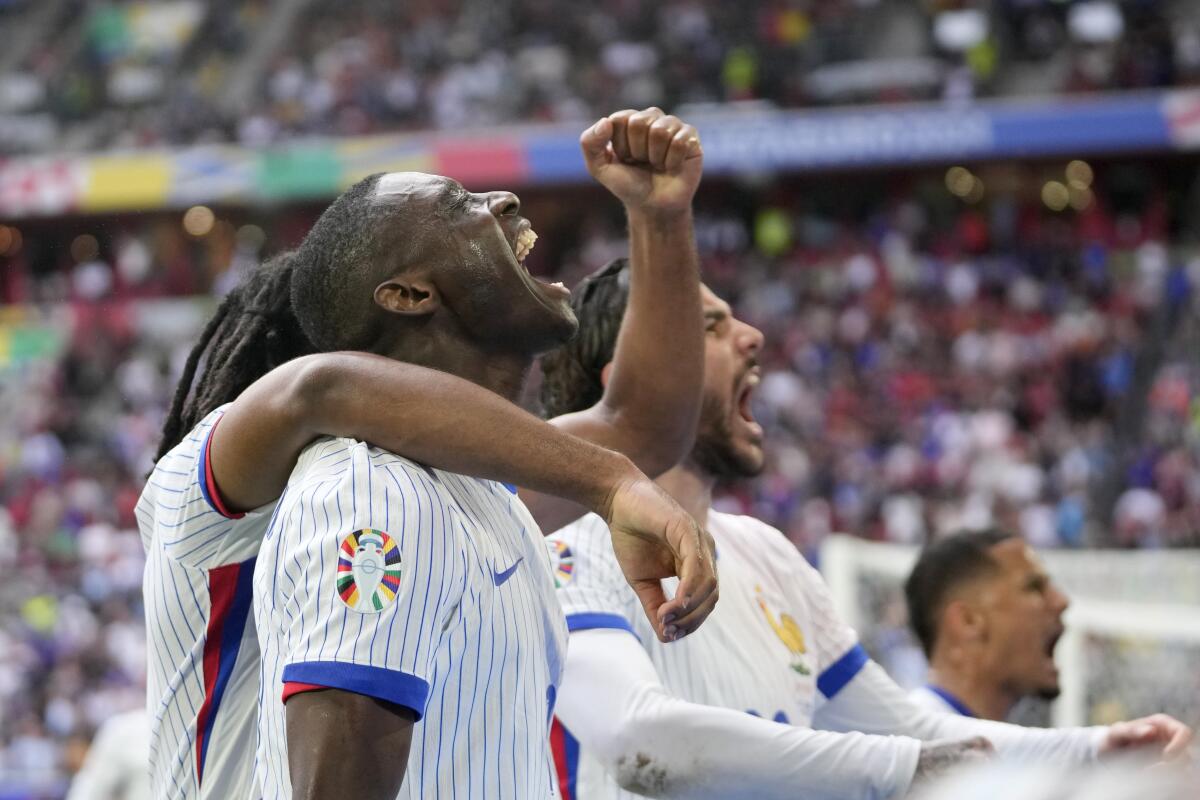 Randal Kolo Muani de Francia y sus compañeros de equipo celebran el primer gol de su equipo