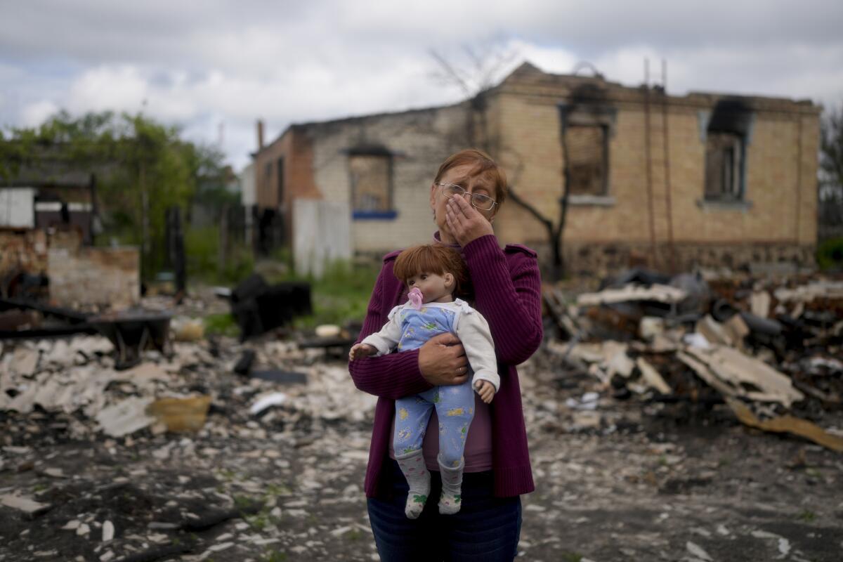 Nila Zelinska sostiene una muñeca de su nieta y que encontró en su casa destruida por artillería rusa