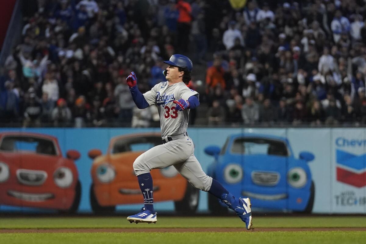 James Outman, de los Dodgers de Los Ángeles, corre a tercera base tras conectar un triple