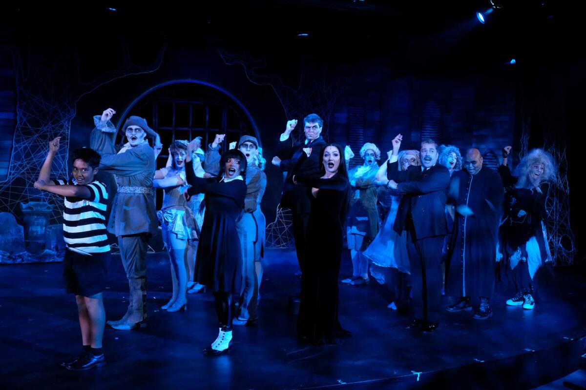Reseña: La ambiciosa “La familia Addams” del San Diego Musical Theatre es una entretenida parodia de temporada