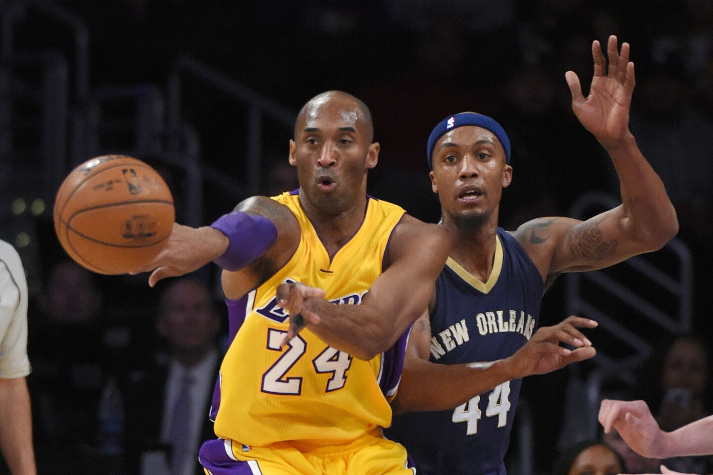 Lakers get a rare victory but still suffer a loss as Kobe Bryant exits early with an injury