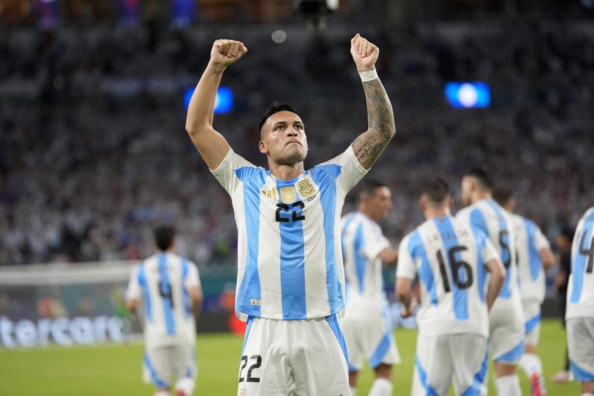 Lautaro Martínez celebra tras marcar un gol para Argentina ante Perú 