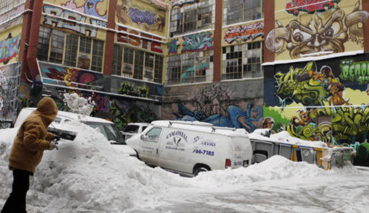 ARCHIVO – En esta fotografía del 26 de enero de 2011 un hombre retira nieve para limpiar un camino cerca de 5pointz, una galería de grafiti en el barrio de Long Island City en el distrito de Queens en Nueva York. El jueves 20 de febrero de 2020 una corte federal de apelaciones aprobó una indemnización por 6,7 millones para 21 artistas cuyas obras en el lugar que atraía a miles de visitantes, fueron destruidas para construir residencias de lujo. (Foto AP/Frank Franklin II)