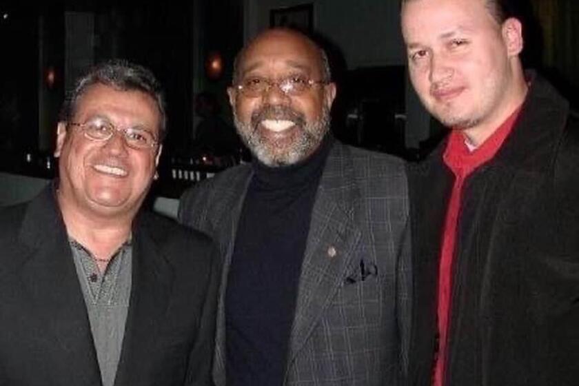 Miranda junto a el fallecido Ralph Mercado y el empresario musical Carlos J. Mêndez en una foto de archivo.