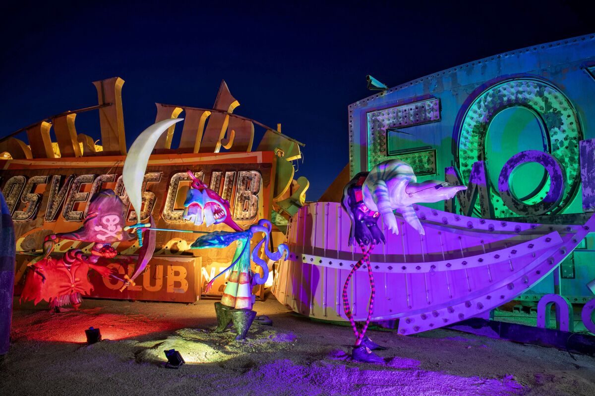 Được xem là một trong những show nóng nhất tại Las Vegas, Lost Vegas của Tim Burton tại Neon khiến bạn phải gật đầu khen ngợi. Với sự kết hợp của âm nhạc, ánh sáng và triển lãm nữa, bạn sẽ phải trầm trồ kinh ngạc. Đón xem hình ảnh và choáng ngợp bởi sự sáng tạo tuyệt vời của ông.