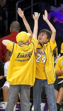 Young Lakers fans