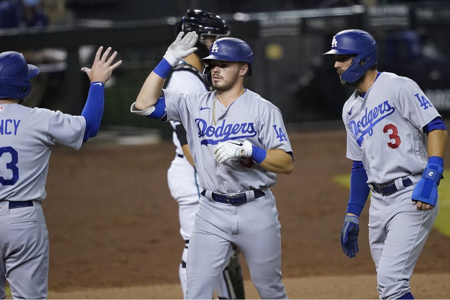 David Peralta's 2-run single lifts Dodgers past Diamondbacks