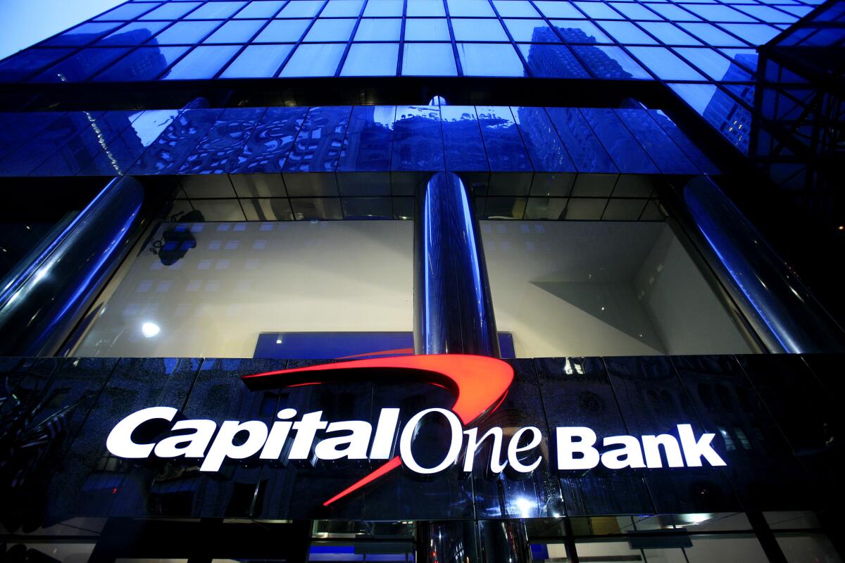 En esta imagen del 7 de mayo de 2009, se muestra una sucursal de Capital One Bank