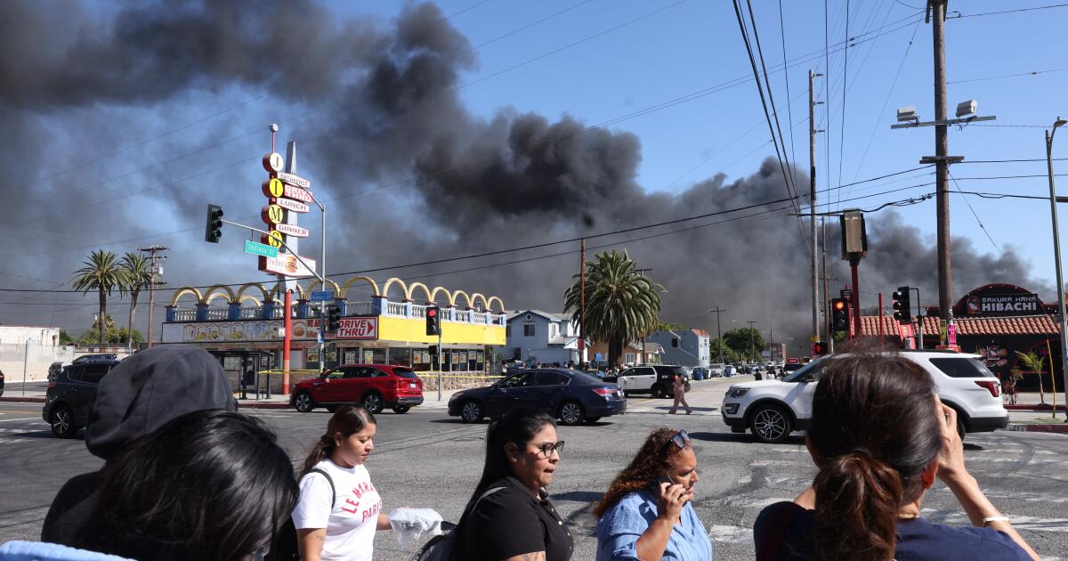 Photo: Los Angeles Times How Firefighters Battled a Blaze That Defied Conventional Tactics