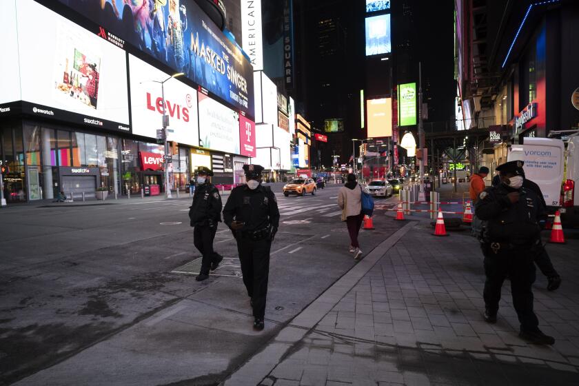 Agentes policiales patrullan a pie el área de Times Square en Nueva York el 29 de abril de 2020, durante la pandemia del coronavirus. El cierre de los teatros de Broadway volvió a extenderse el lunes 29 de junio, al menos hasta principios de 2021. (AP Foto/Mark Lennihan)