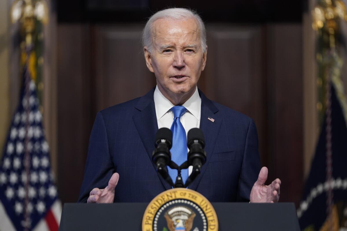 El presidente estadounidense Joe Biden habla durante una reunión del Consejo Nacional de Asesoría