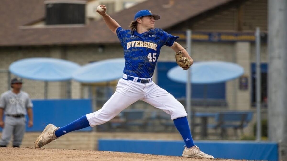 Cole Percival delivers a pitch for UC Riverside.