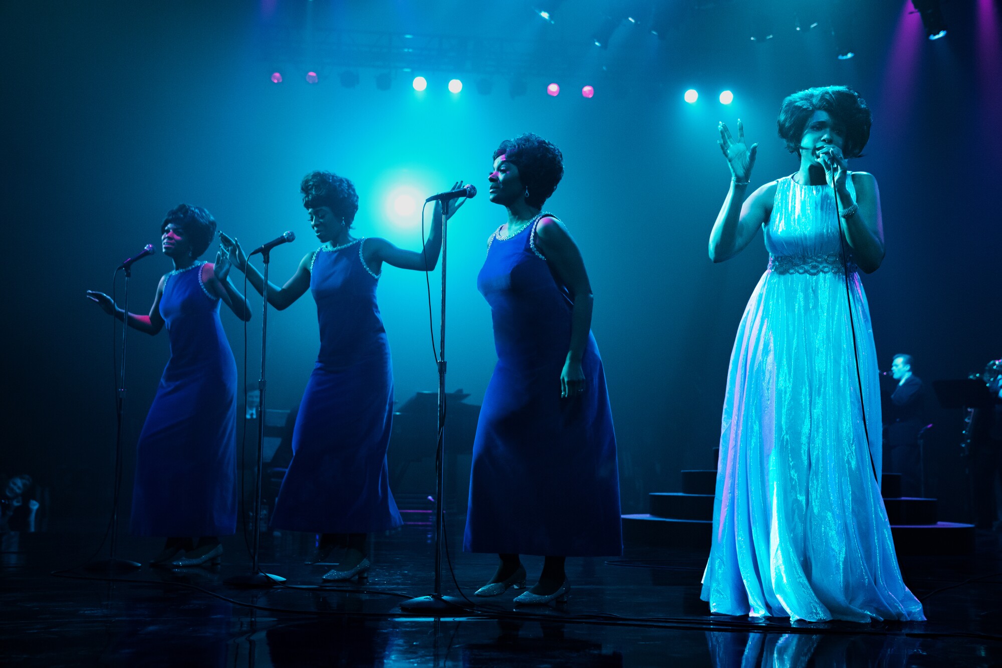 Jennifer Hudson as Aretha Franklin sings with three backup singers in "Respect."