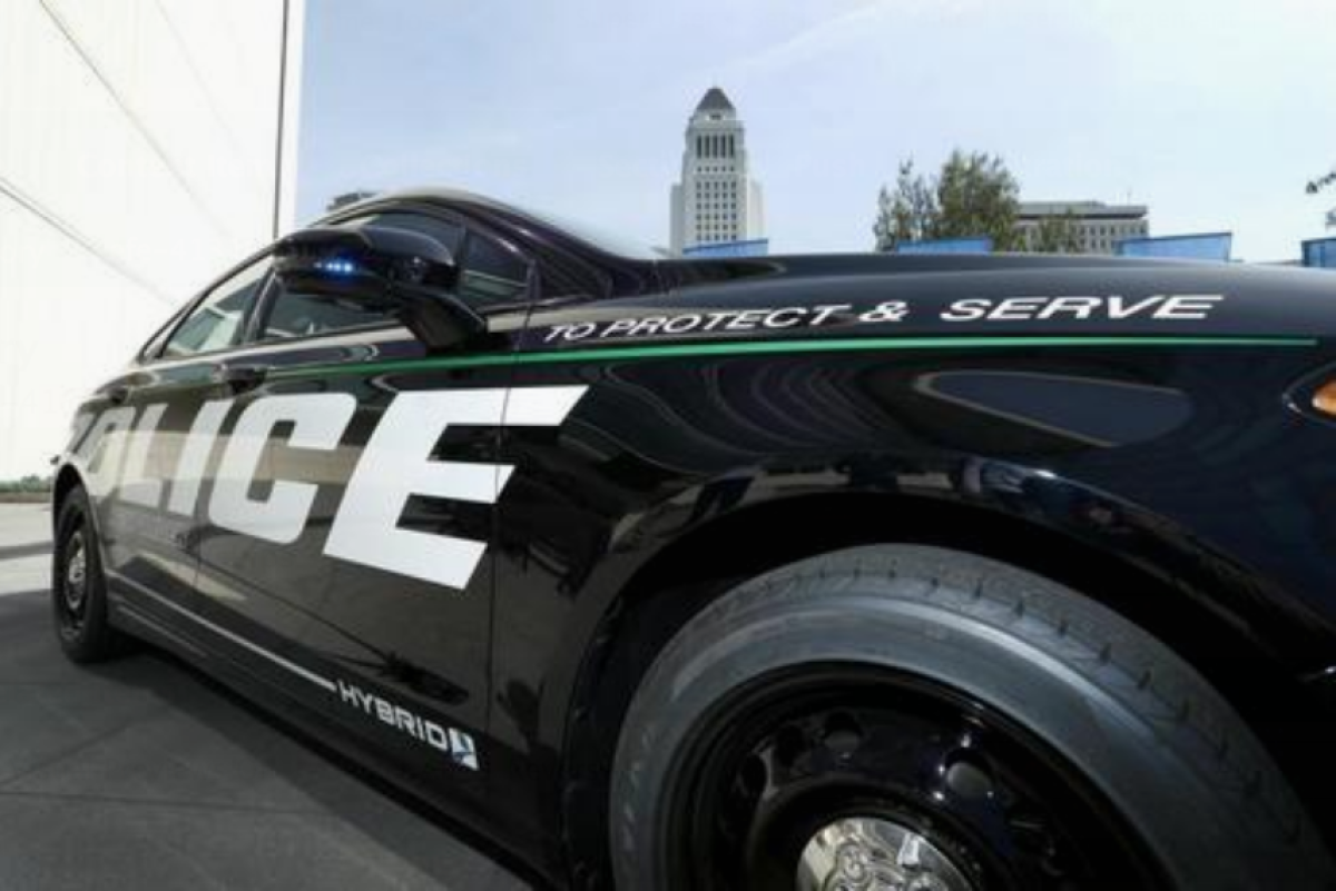 El "Ford Police Responder Hybrid" se exhibe en la sede del Departamento de Policía de Los Ángeles, el 10 de Abril de 2017, en Los Ángeles, California (Estados Unidos). EFE/Paul Buck/Archivo