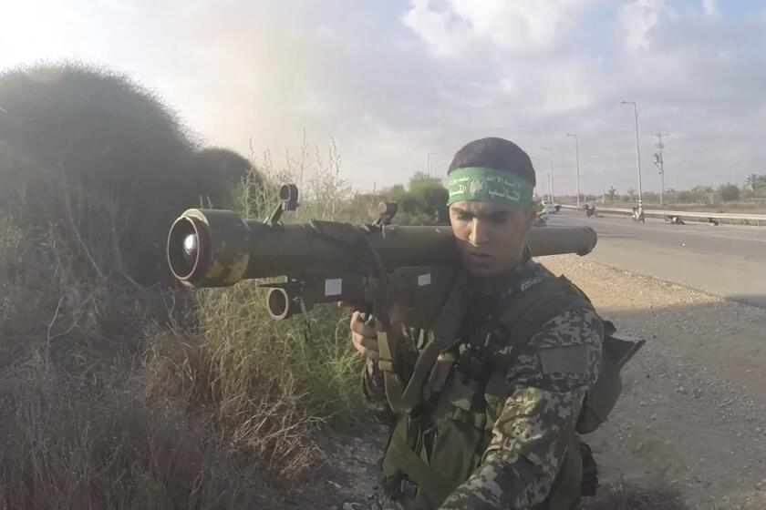 En esta imagen captada con una cámara corporal durante el ataque sorpresa del 7 de octubre de 2023 contra Israel, un miliciano de Hamás sostiene un misil antiaéreo 9M32 Strela de diseño ruso. (South First Responders vía AP)