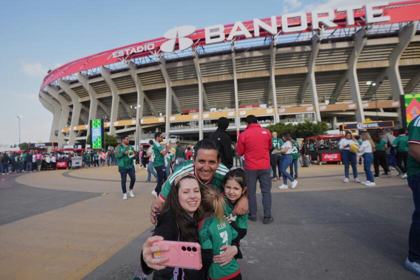 Aficionados llegan al Estadio Azteca para el partido amistodo entre las selecciones de México y Portugal, el sábado 28 de marzo de 2026, en Ciudad de México. (AP Foto/Fernando Llano)