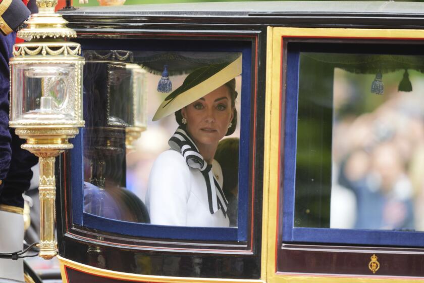 Catalina de Inglaterra, princesa de Gale, recorre la avenida de The Mall para asistir al desfile Trooping the Colour, en Londres, el 15 de junio de 2024. (James Manning/PA via AP)