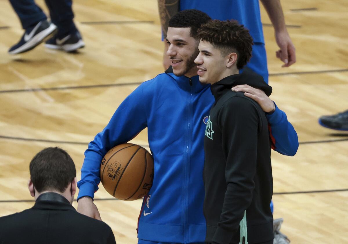 LaMelo vs Lonzo: Ball brothers meet in first NBA game - Los