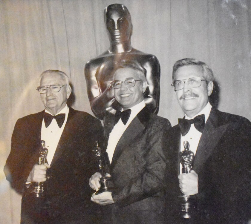 Ο Πίτερ Μπέρκους με τους Γκλεν Ρόμπινσον και Άλμπερτ Γουίτλοκ να κρατούν τα Βραβεία Ειδικών Επιτεύξεων στην 48η απονομή των βραβείων Όσκαρ.