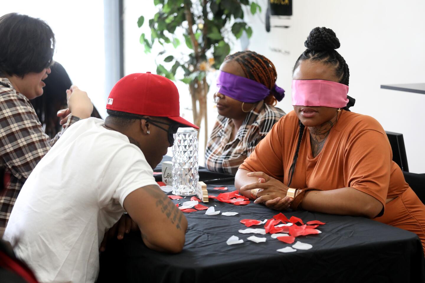 Singles date sight unseen at this L.A. speed-dating experience - Los ...