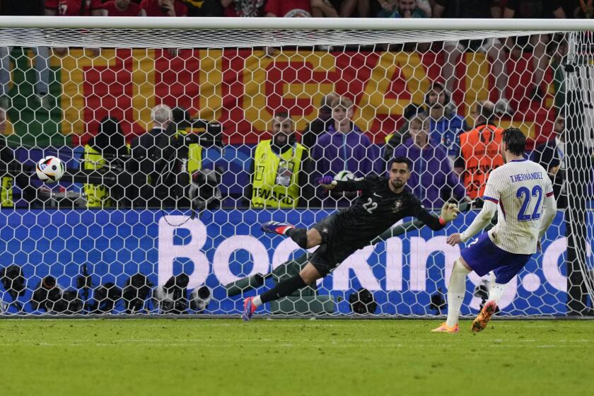 Theo Hernández, de la selección de Francia, convierte el penal decisivo en la tanda ante Portugal, en los cuartos de final de la Eurocopa, el viernes 5 de julio de 2024, en Hamburgo, Alemania (AP Photo/Frank Augstein)