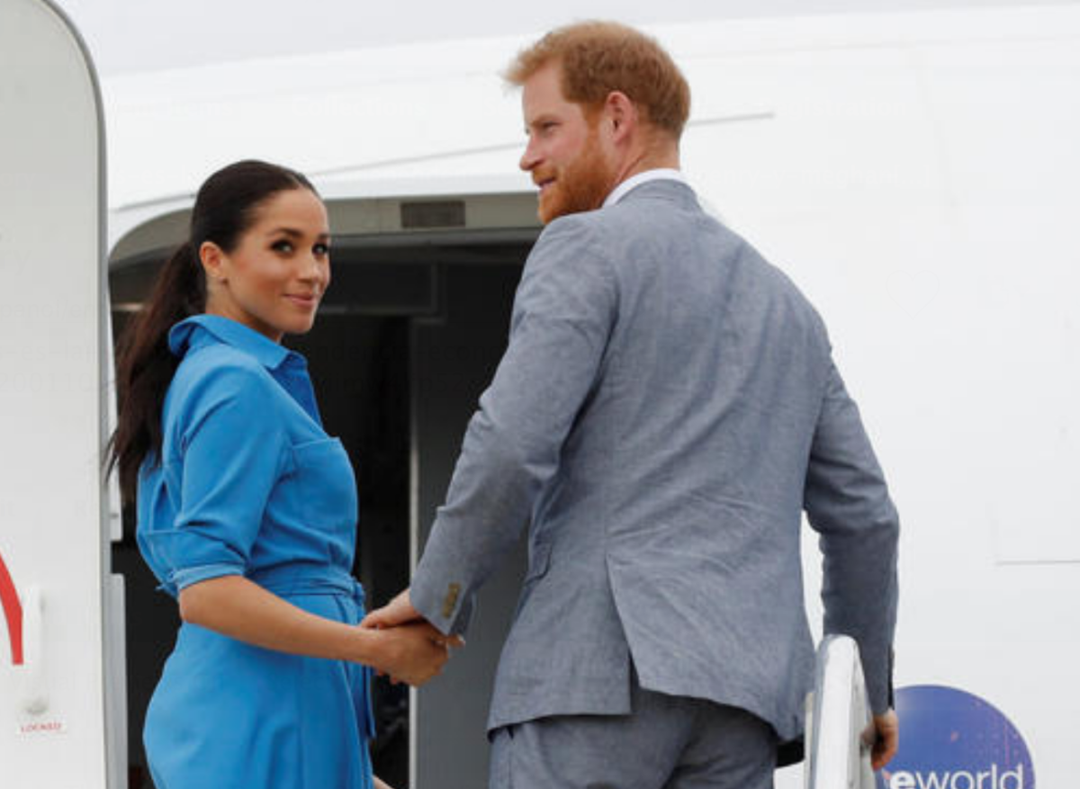 El Príncipe Harry, el Duque de Sussex y Meghan, la Duquesa de Sussex caminan juntos, delante de la Princesa Angelika de Tonga, mientras salen del Aeropuerto Internacional de Fua'amotu el 26 de octubre de 2018 en Fua'amotu, Tonga.