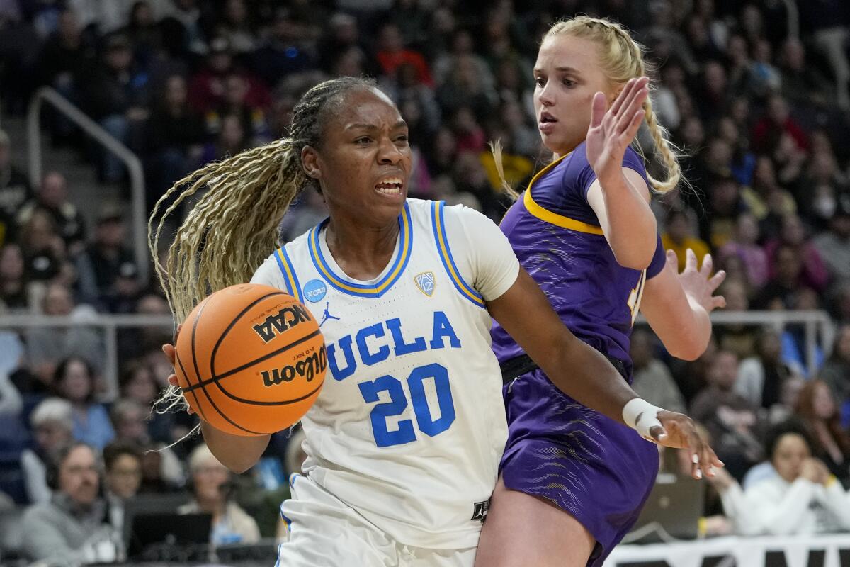 UCLA gardiyanı Charisma Osborne, Sweet 16 maçının dördüncü çeyreğinde LSU gardiyanı Hailey Van Lith'in etrafından dolaşıyor