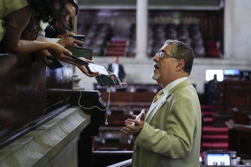 El presidente electo y actual congresista Bernardo Arévalo es entrevistado por periodistas en cámaras de la ciudad de Guatemala, el jueves 31 de agosto de 2023. (AP Foto/Moisés Castillo)