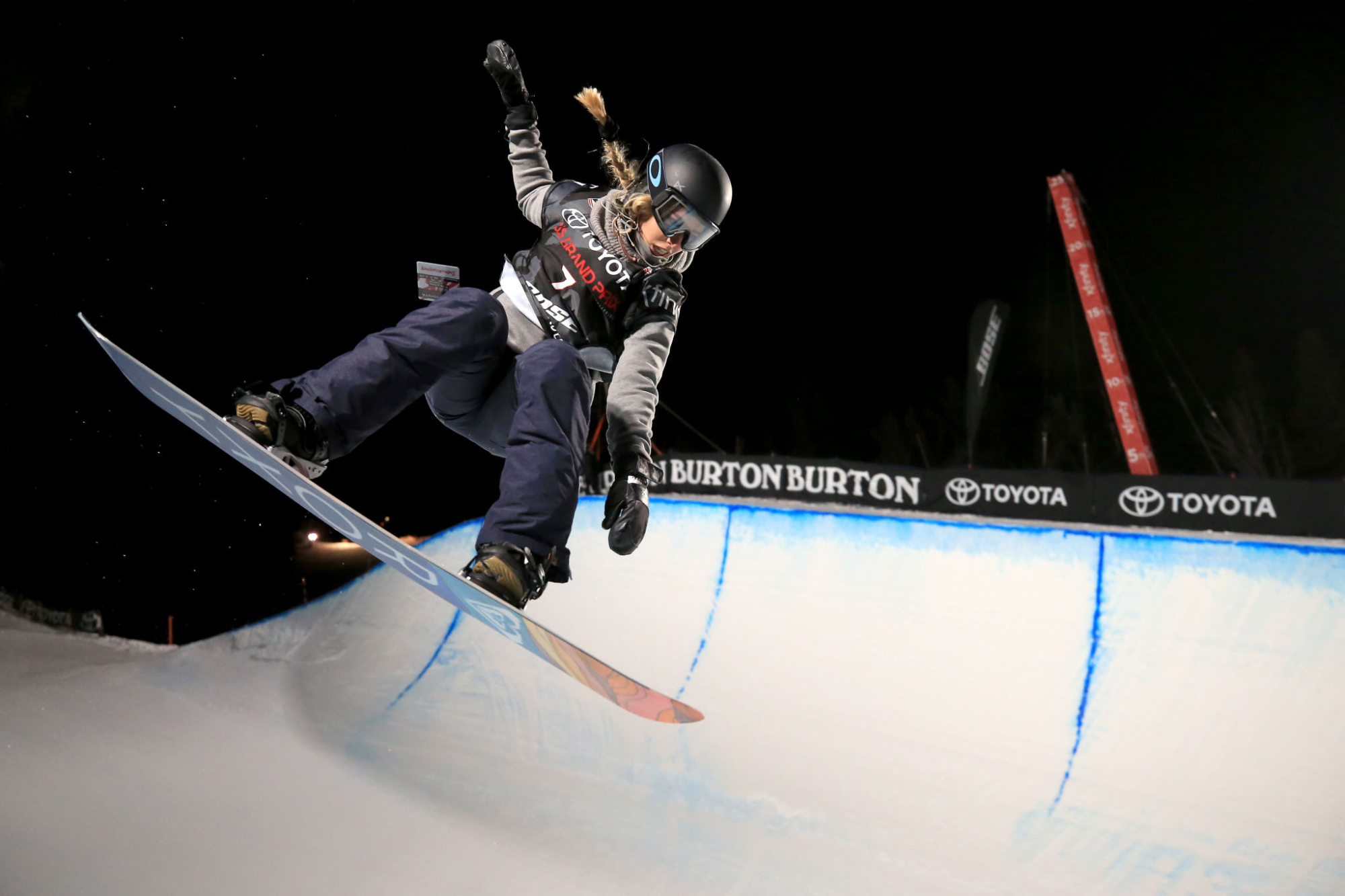 Maddie Mastro tritt im Januar 2018 bei einem Toyota US Grand Prix-Event in Mammoth Mountain in der Halfpipe an.