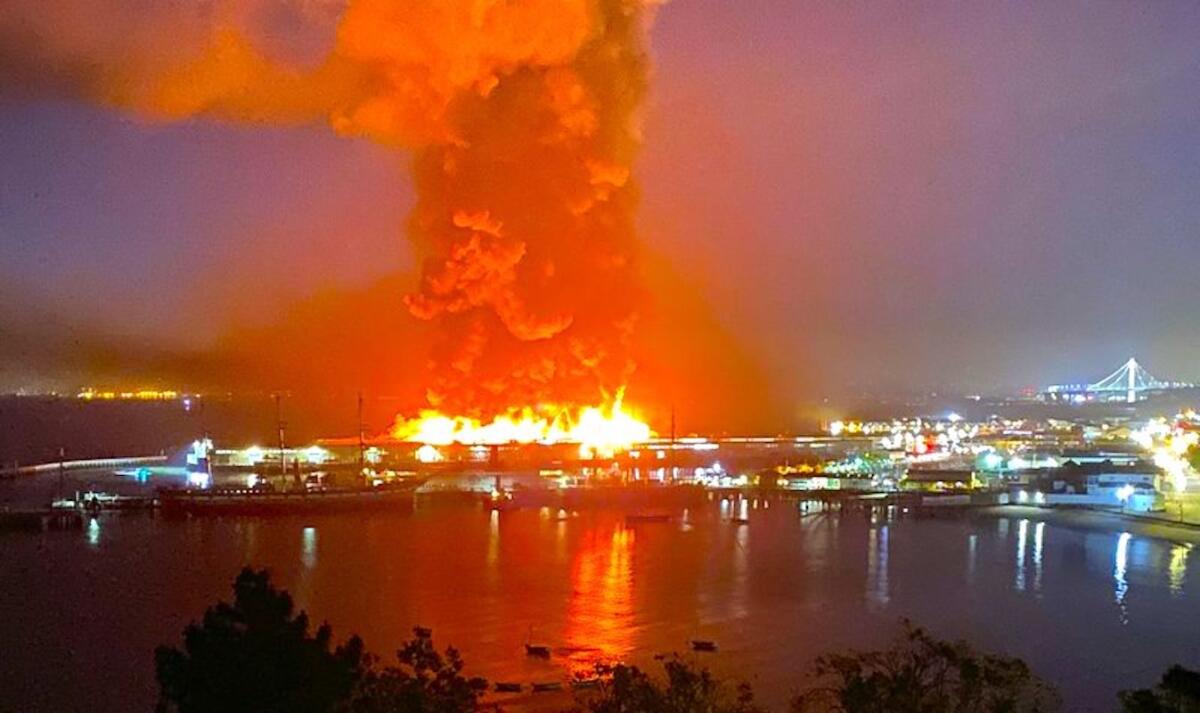 Un incendio en una bodega en Fisherman's Wharf en San Francisco, California.