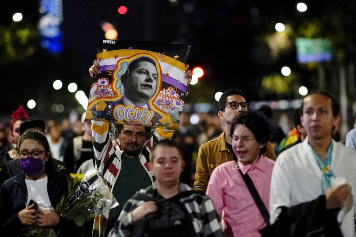 ARCHIVO - Manifestantes marchan durante una protesta