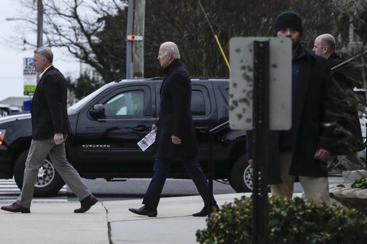 El presidente Joe Biden se retira de la iglesia católica de St. Edmund tras asistir a una misa en en Rehoboth Beach