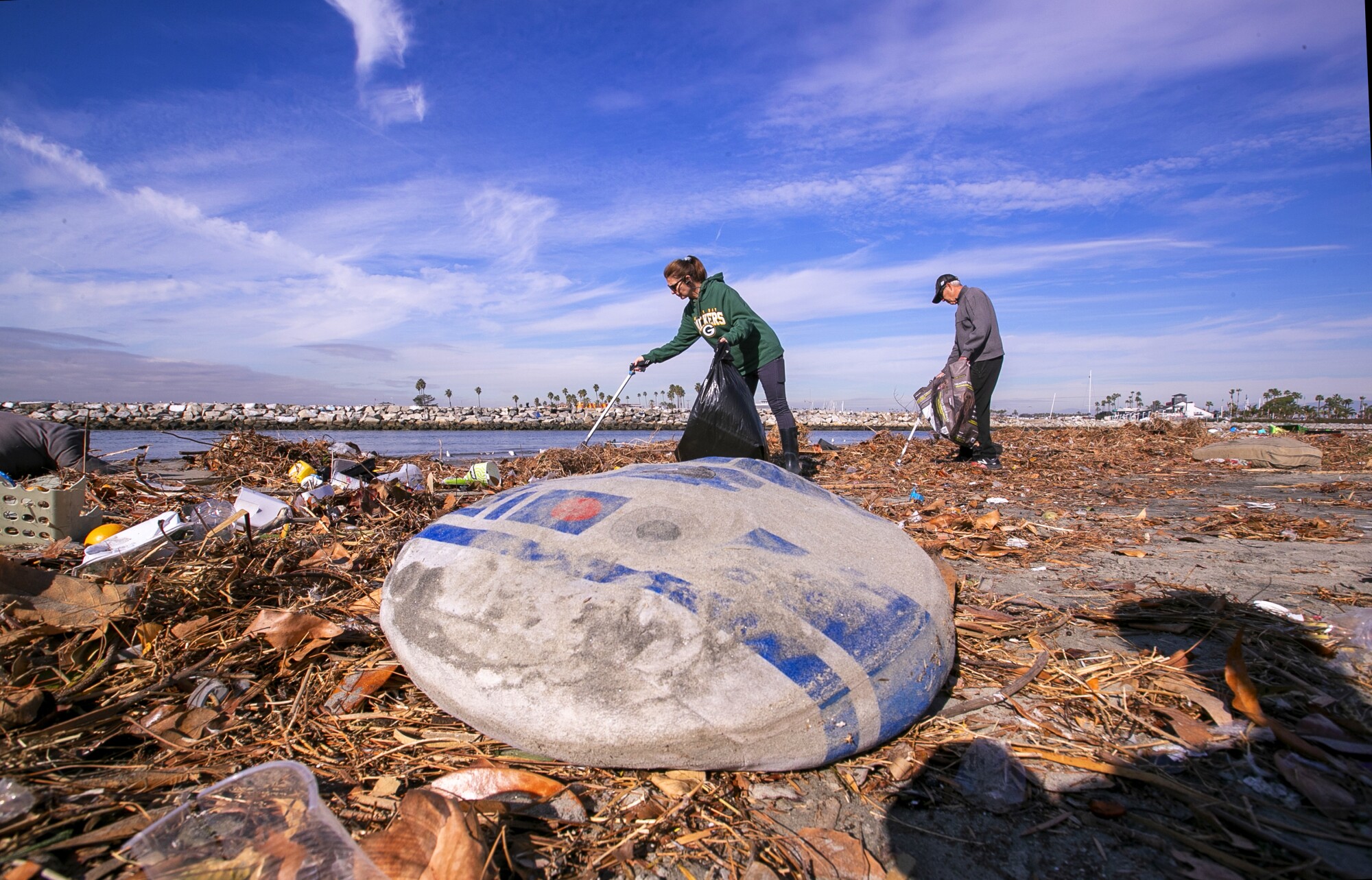 هال و انجی کرام از ساحل سیل زباله‌هایی را که از رودخانه سن گابریل می‌ریزند تمیز می‌کنند.
