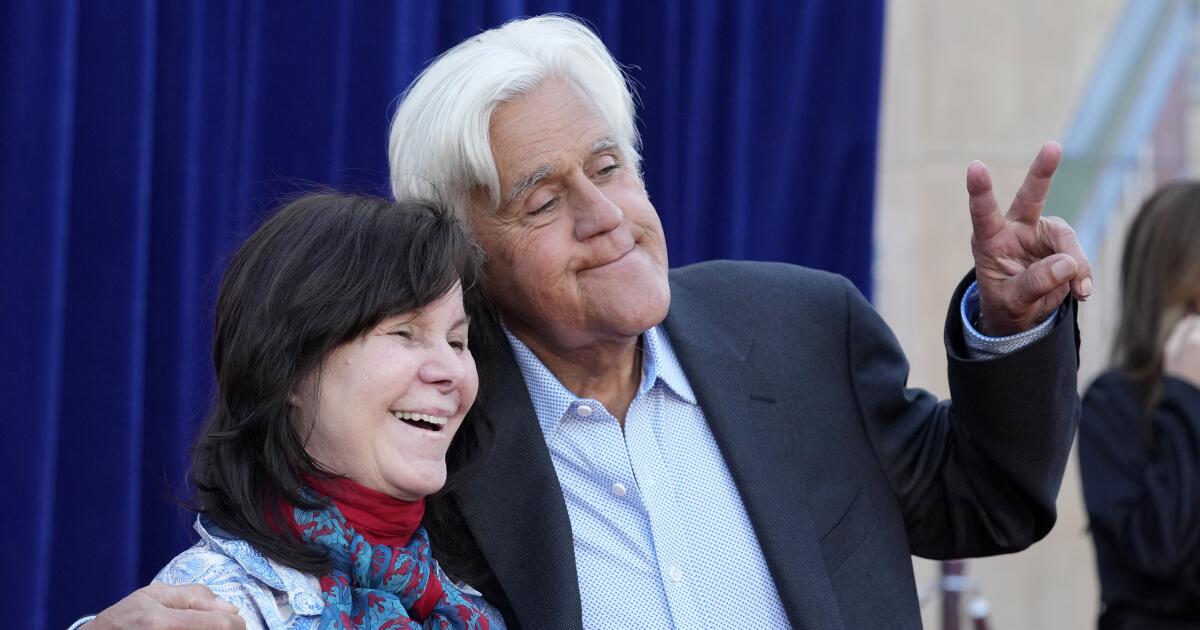 Jay Leno gives a touching speech while presenting women’s rights award named for wife Mavis