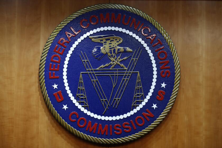 El logo de la Comisión Federal de Comunicaciones de Estados Unidos (FCC por sus iniciales en inglés) antes de una reunión de la comisión para votar sobre la neutralidad en internet, el 14 de diciembre de 2017, en Washington. (AP Foto/Jacquelyn Martin, Archivo)