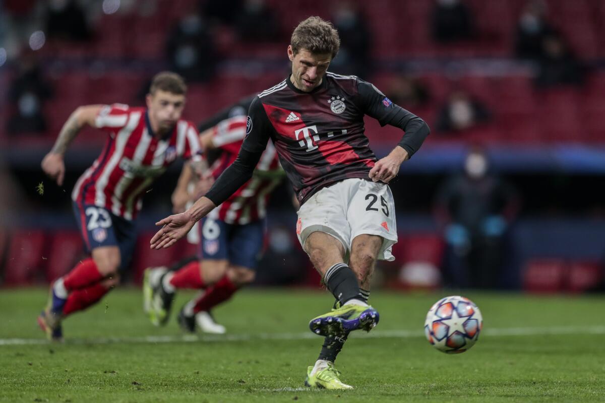 Thomas Mueller cobra un penal por el Bayern Munich