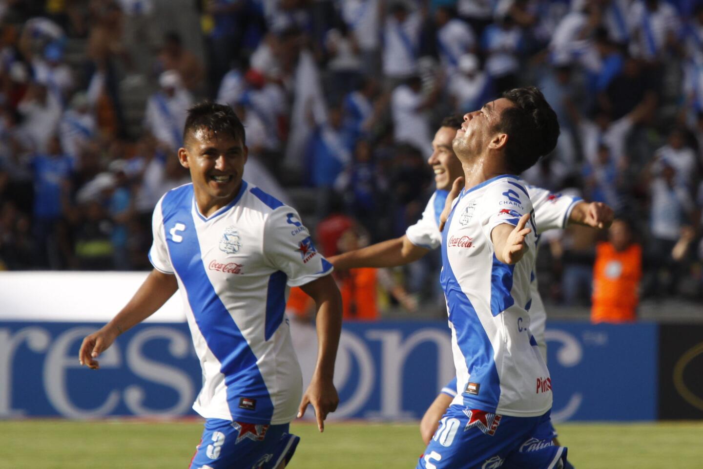 MEX43. PUEBLA (MÉXICO), 09/08/2015.- El jugador de Puebla Cristian Bermúdez celebra después de anotar un gol ante Pumas hoy, domingo 9 de agosto de 2015, durante un partido por la jornada 3 del Torneo Apertura del fútbol mexicano, en el estadio Universitario BUAP de Puebla (México). EFE/Francisco Guasco ** Usable by HOY and FL-ELSENT Only **